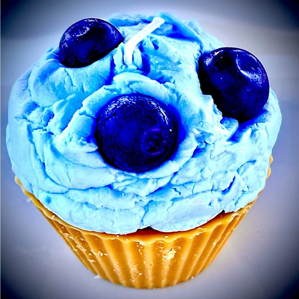 Cupcake candle that smell amazing and looks like real cupcakes.